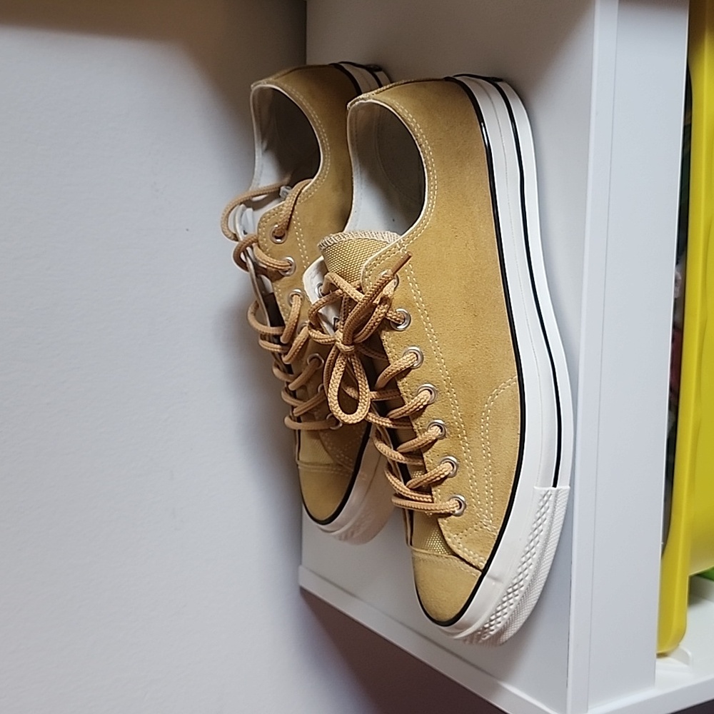Converse Low Top Sneakers in Mustard Yellow, very, very good condition.